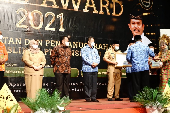 Saat terima penghargaan Anugrah Komisi Informasi (KI) Riau Award 2021