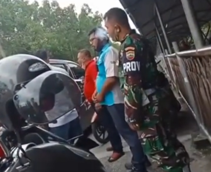Anggota DPRD Bengkalis saat memarahi petugas RoRo lantaran ada mobil main terobos