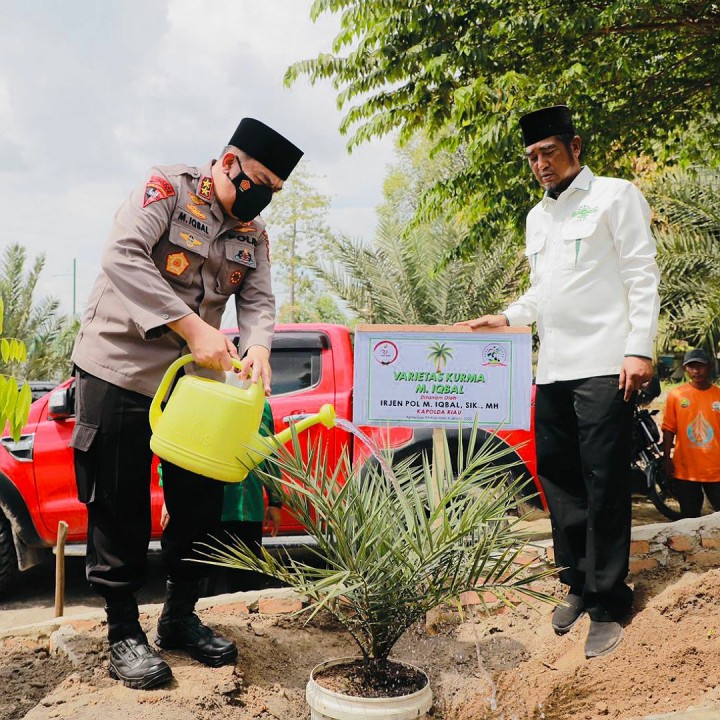 Kapolda Riau Irjen M Iqbal melakukan penanaman kurma.