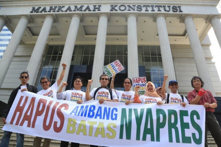 Aksi unjuk rasa di depan Mahkamah Konstitusi dalam rangka penghapusan presidential threshold. Sumber: Katadata