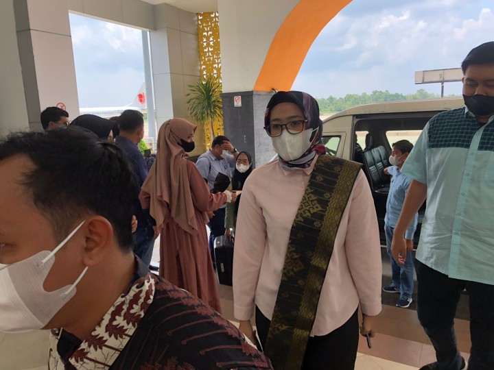 Ketua Umum DPP Pemuda Tani HKTI, Rina Saadah tiba di Bandara SSK II Pekanbaru