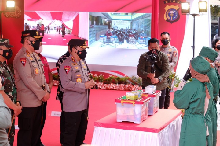 Kepala Kepolisian Republik Indonesia (Kapolri) Jendral Listyo Sigit Prabowo tinjau pasien Covid19 di Isoter Pekanbaru.