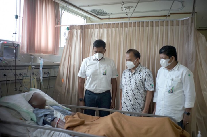 Kesejahteraan Sosial Kemenko PMK, Andie Megantara dan Direktur Kepesertaan  BPJAMSOSTEK Zainudin menjenguk salah seorang pasien yang tertimpa musibah kecelakaan kerja 