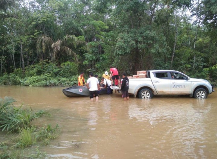 Foto : Tim operasi pasar PT Riau Andalan Pulp and Paper (RAPP) Estate Ukui yang telah bersusah payah menempuh banjir mengantarkan minyak goreng ke desanya.