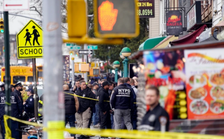 Serangan kereta bawah tanah terjadi di sebuah stasiun di lingkungan Sunset Park di Brooklyn, New York [John Minchillo/AP Photo]