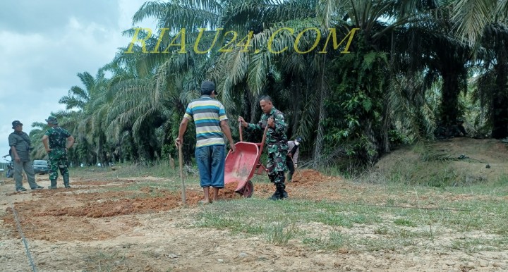 Warga setempat saat membantu personel TNI AD