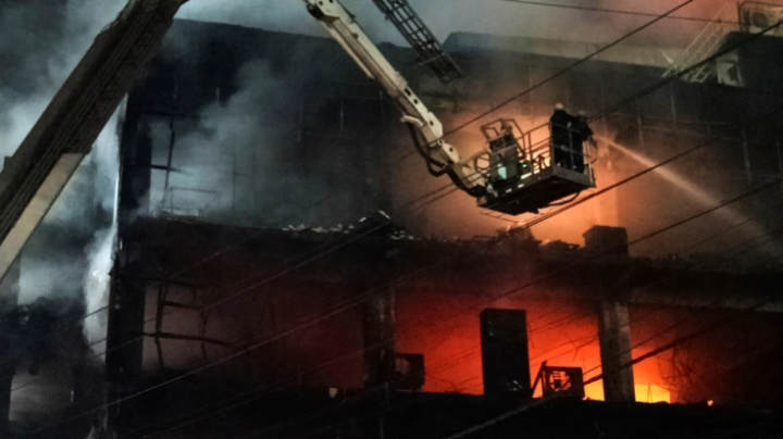 Petugas pemadam kebakaran mencoba memadamkan api di sebuah gedung berlantai empat, di New Delhi, India, Jumat, 13 Mei 2022 [Dinesh Joshi/AP]