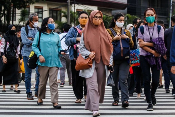 Masyarakat beraktifitas sambil mengenakan masker. Sumber: Kompas.com