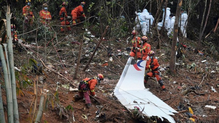 Dalam foto yang dirilis oleh Kantor Berita Xinhua, para pekerja mencari di antara puing-puing di lokasi kecelakaan penerbangan China Eastern di Kabupaten Tengxian di Daerah Otonomi Guangxi Zhuang, China selatan, 24 Maret 2022.
