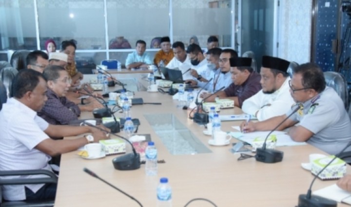 Komisi II DPRD Bengkalis saat menggelar rapat monitoring pembayaran tarif PJU
