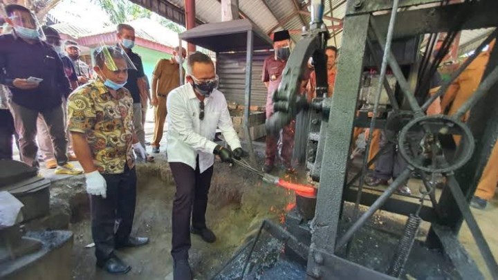 CEO PTPN V Jatmiko Santosa saat tengah menjajal mesin pembuatan peralatan panen di salah UMKM mitra binaan anak perusahaan Holding Perkebunan Nusantara III Persero tersebut.