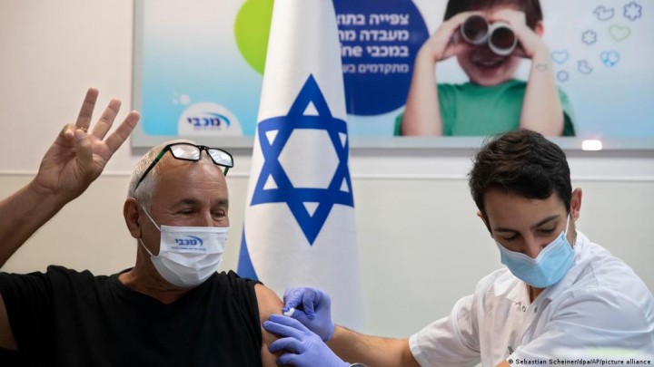 Seorang warga israel mendapatkan vaksin. Sumber: DW
