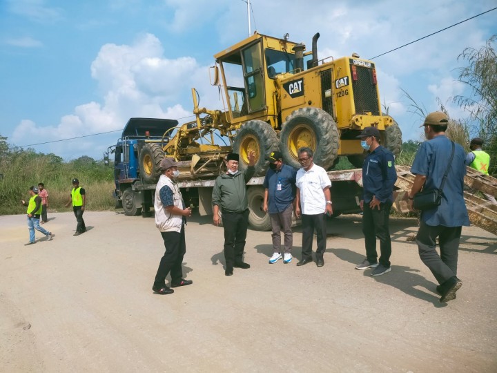 Ketua DPRD Riau Yulisman meninjau jalan rusak di jalan lintas tengah Inhu