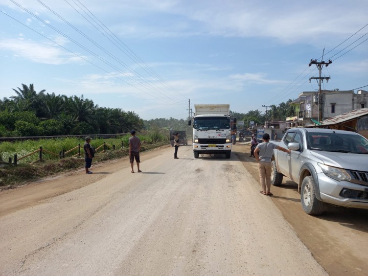 Penghadangan belasan mobil Dum Truk milik PHR yang dihadang masyarakat