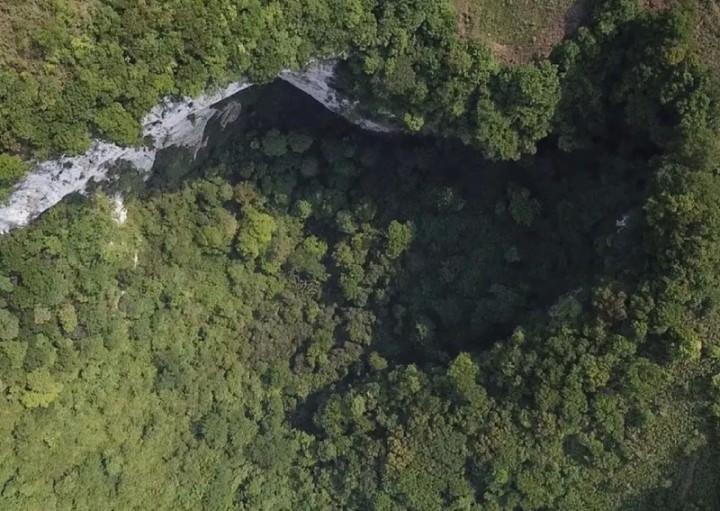 Pemandangan udara dari lubang pembuangan di Guangxi.