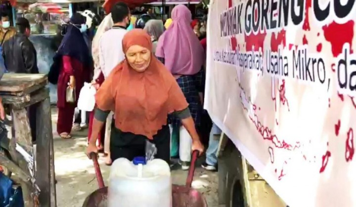Warga Panam Serbu Operasi Pasar Migor Curah yang Dilaksanakan Pemprov Riau