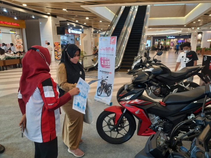 Sales CDN melayani konsumen di pameran honda motor show