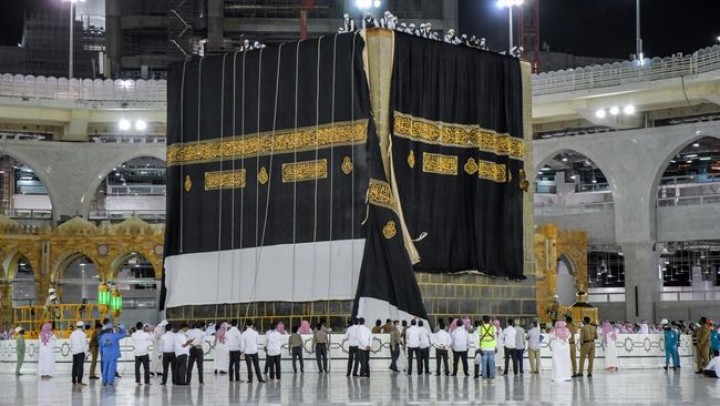 Proses pelaksanaan pengangkatan kain kiswah di Makkah secara bertahap/cnnindonesia.com