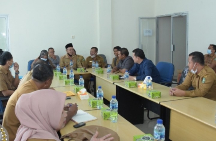 Rapat Komisi I bersama Kades di Kecamatan Pinggir