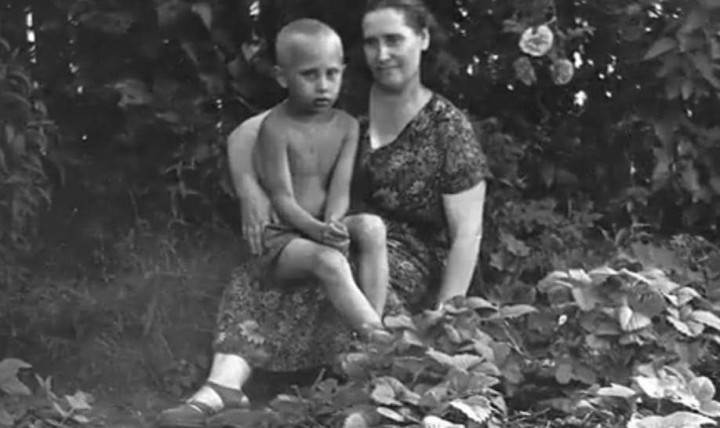 Vladimir Putin kecil dan Ibunya. Sumber: Internet