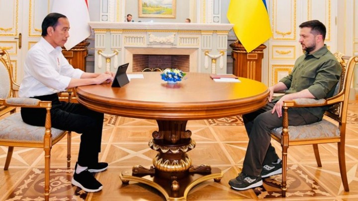 Presiden Joko Widodo atau Jokowi menemui Presiden Ukraina Zelensky berbincang empat mata di Istana Maryinsky, Kyiv (29/06/2022)/@jokowi