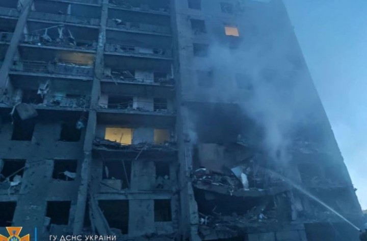 Sebuah gambar yang disediakan oleh Layanan Darurat Negara Ukraina menunjukkan sebuah bangunan tempat tinggal yang rusak di Bilhorod-Dnistrovskyi setelah dugaan serangan rudal Rusia di wilayah Odesa Ukraina [Reuters]