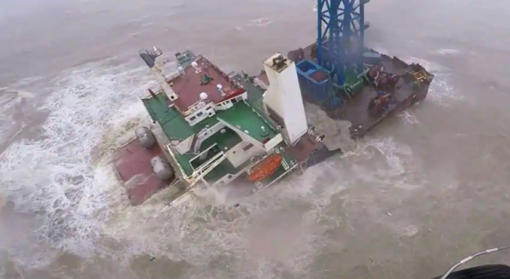 Kapal terbelah dua di Laut China Selatan akibat topan Chaba /twitter