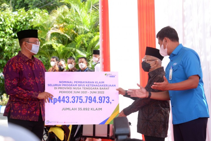 Wakil Presiden Ma'ruf Amin menyerahkan santunan program BPJS Ketenagakerjaan (BPJAMSOSTEK) senilai Rp443 miliar yang secara simbolis diterima oleh Gubernur Nusa Tenggara Barat (NTB)