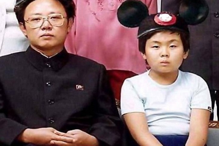 Kim Jong Un kecil (Kanan). Sumber: Sindonews.com