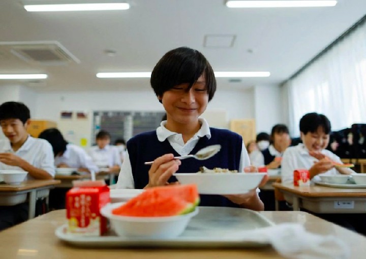 Siswa mengambil makan siang sekolah di Senju Aoba Junior High School di Tokyo, Jepang, pada 29 Juni 2022