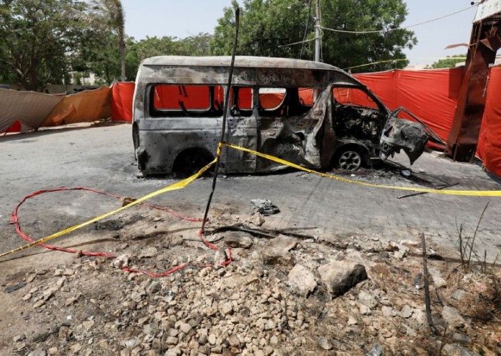 Pemandangan kawah dan area tertutup di dekat van penumpang yang rusak, sehari setelah ledakan bunuh diri, di pintu masuk Universitas Institut Konfusius Karachi, Pakistan, pada 27 April 2022.
