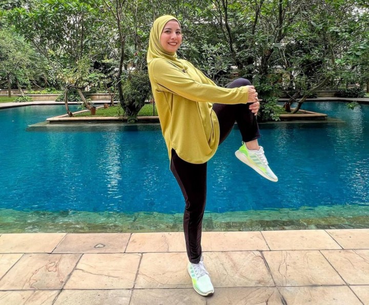 Tya Ariestya, merupakan selebritis terkenal di Indonesia yang berhasil menurunkan berat badan dengan waktu yang cukup singkat /@tya_ariestya