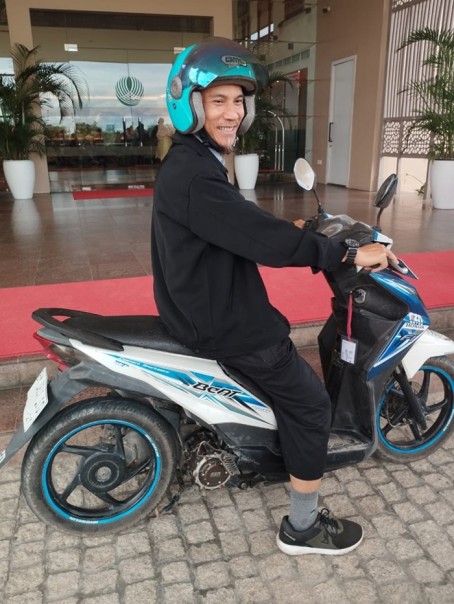 Ato dan motor listriknya (Foto: Istimewa)