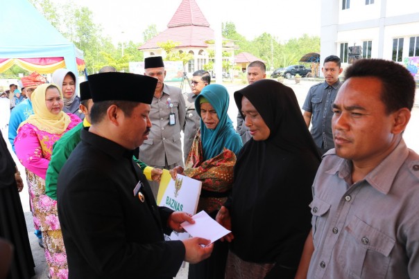 Bupati Bengkalis Amril Mukminin menyerahkan program BAZ Bengkalis/hari