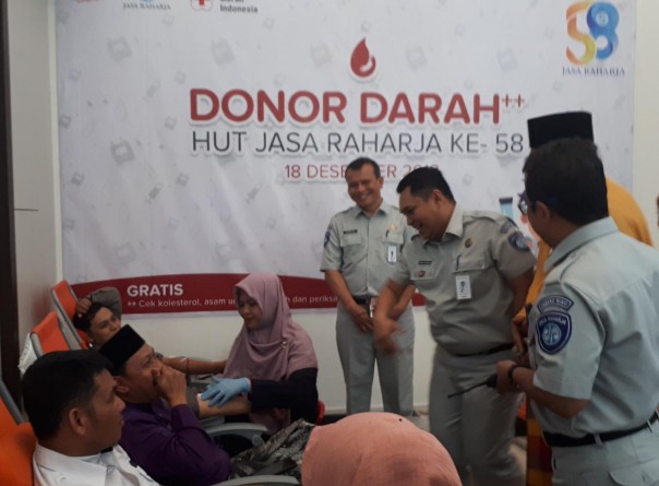 Kepala Jasa Raharja Riau, Herry Kesuma saat meninjau donor darah di kantornya