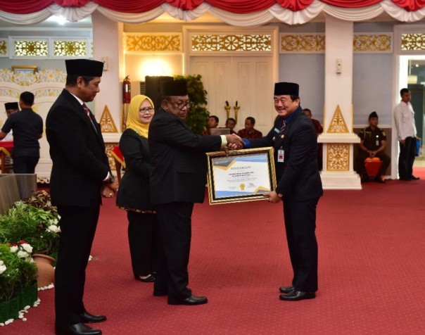 Wakil Bupati Kuansing, H. Halim menerima DIPA dari Gubernur Riau H Wan Thamrin Hasyim/zar