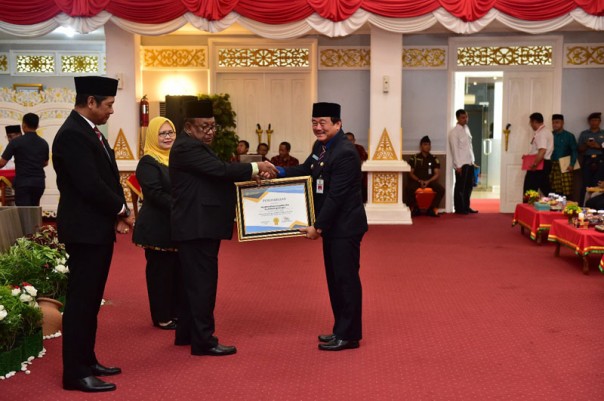 Wakil Bupati Kuansing H Halim saat menerima Penghargaan dari Kementerian Keuangan melalui Kakanwil DJPBN Tri Budianto/zar