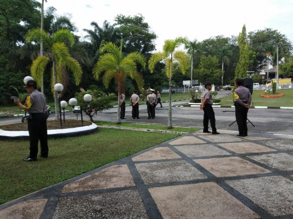 Puluhan personil kepolisian berjaga dalam acara penyerahan gelar adat Syarwan Hamid pada LAM Riau