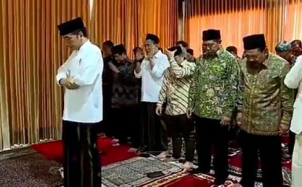 Tangkapan layar Presiden Jokowi jadi imam shalat