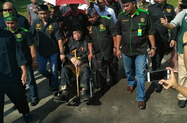 Tokoh Riau Syarwan Hamid pakai kursi roda pulangkan gelar ke LAM Riau