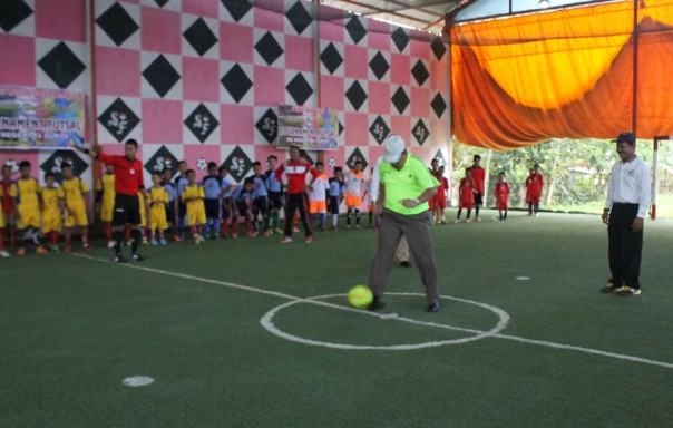 Wabup Siak Alfedri menendang bola pertama saat membuka turnamen futsal tingkat SD/MI di Siak/lin