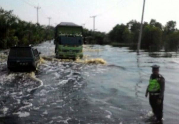KOndisi banjir di Jalan Lintas Timur Pelalawan/ardi