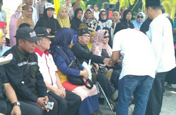 Perwakilan LAM Riau menyalami Syarwan Hamid yang akan mengembalikan gelar adat (foto/riki) 