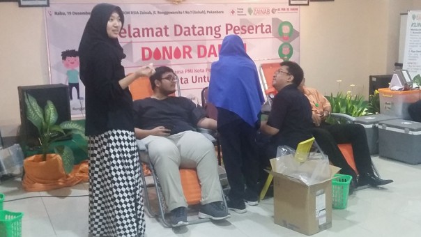 Direktur PT Fatimah Azzahra, Muhammad Daniela Syuhada, MBA ikut melakukan donor darah/nof