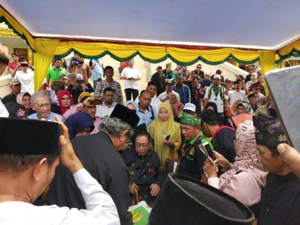 Syarwan Hamid menyerahkan gelar adatnya ke LAM Riau