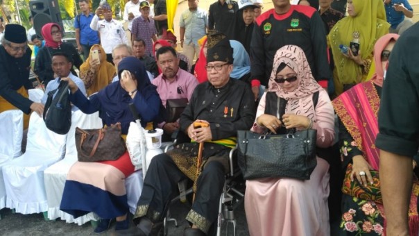 Syarwan Hamid saat mengembalikan gelar dirinya kepada Lembaga Adat Melayu Riau