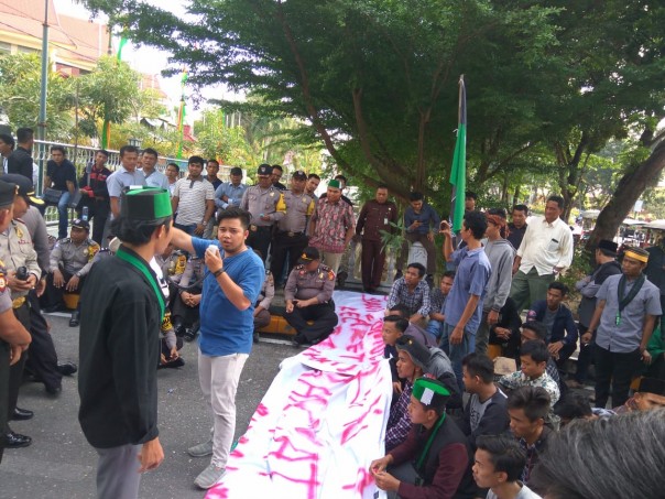 Harga Sawit Turun, HMI Demo DPRD Riau