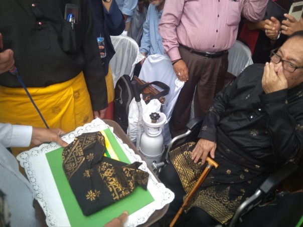 Syarwan Hamid mengusap matanya saat mengembalikan simbol gelar kehormatan kepada LAM Riau
