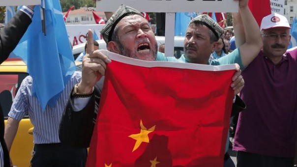 Muslim Uighur memprotes tindakan Pemerintah China terhadap mereka. Foto: int 