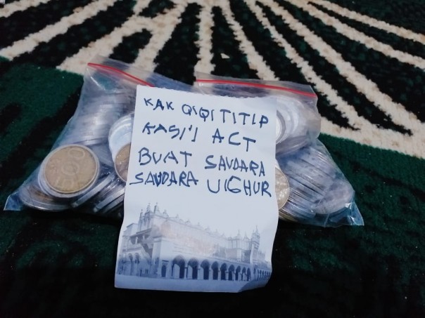 ACT menerima dua bungkusan plastik yang berisi uang. Kumpulan uang logam untuk membantu muslim Uighur /nof